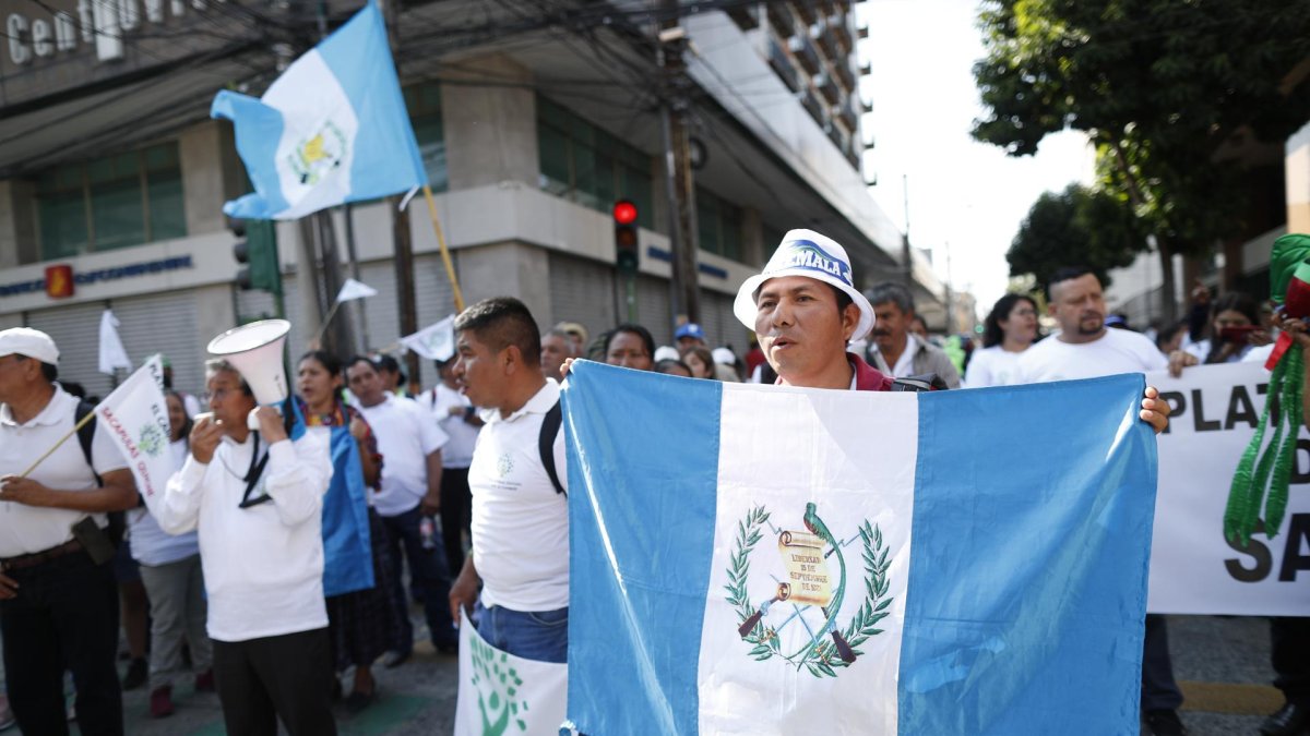 Indígenas guatemaltecos marchan hacia la Plaza de la Constitución para exigir que se garantice la investidura del presidente electo, Bernardo Arévalo de León.