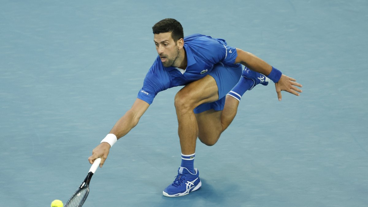 El tenista serbio Novak Djokovic inició con éxito la defensa de la corona del Abierto de Australia.