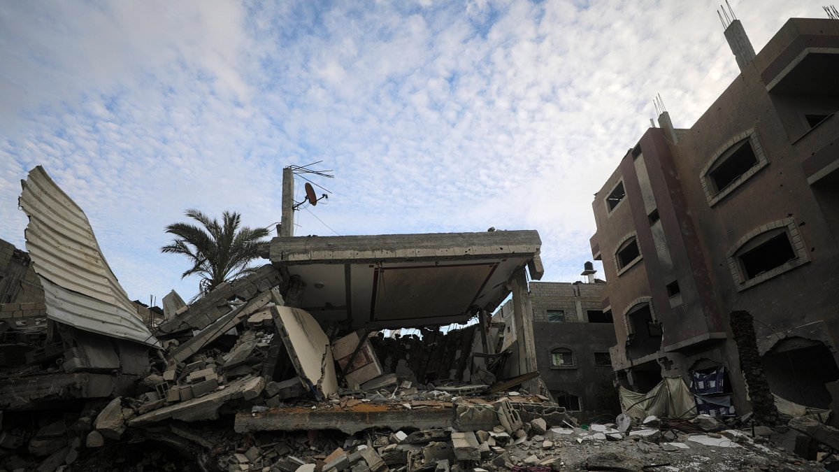 1. Destrucción. Casas de familias palestinas destruidas tras los ataques aéreos israelíes en el campo de refugiados de Deir Al Balah, en la Franja de Gaza,