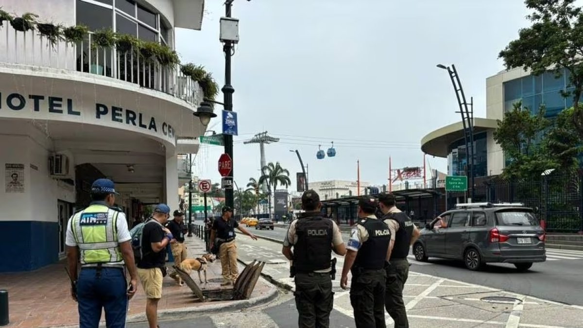 La falla eléctrica subterránea se registró en avenida Malecón y la calle Juan Montalvo.