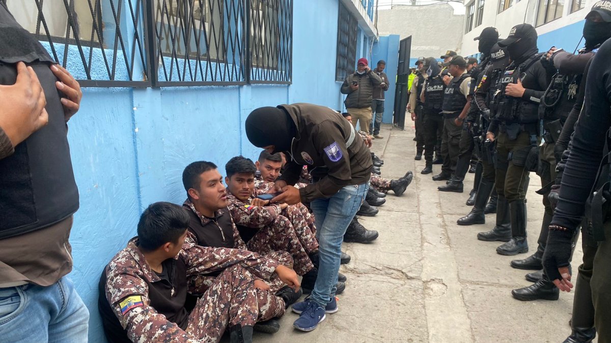 Protocolo. Primero fueron revisados médicamente, luego pudieron ver a sus allegados.