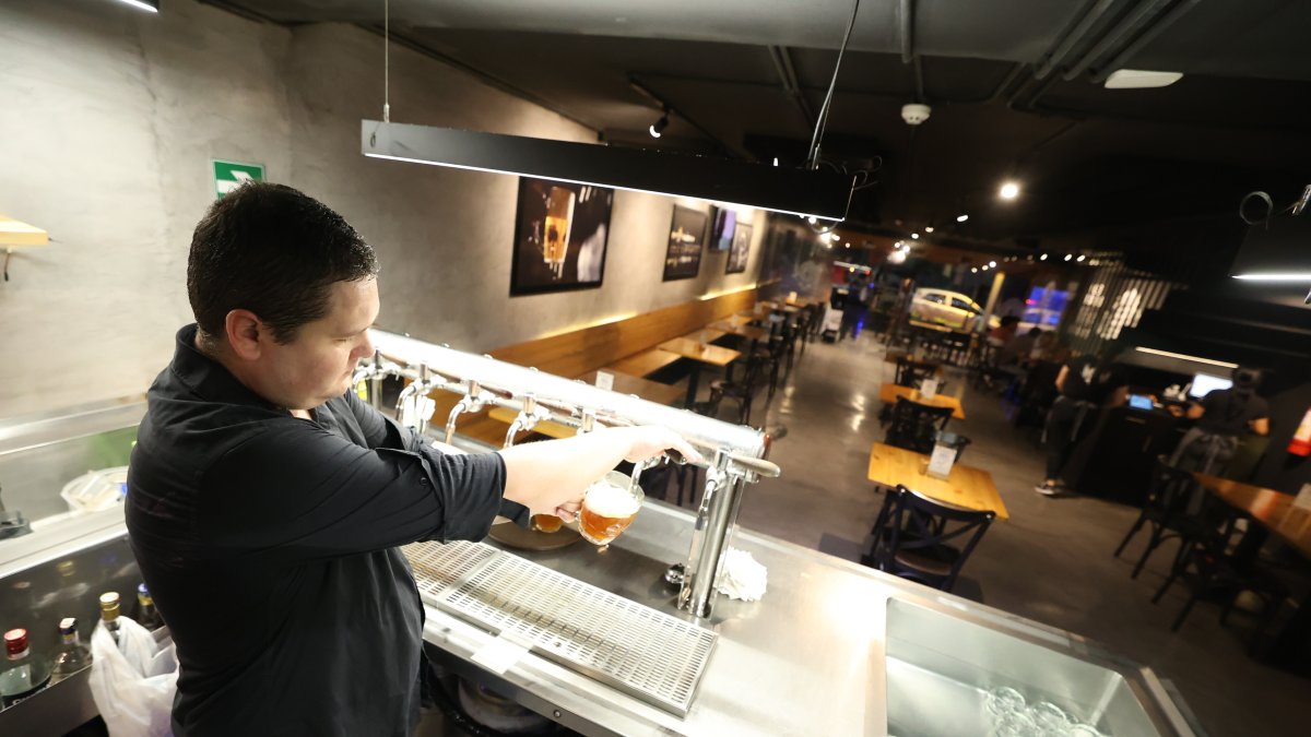 Urdesa. En Golden Prague, uno de los espacios que permanecía lleno de clientes desde su inauguración, las mesas y la barra cervecera se ven sin gente.