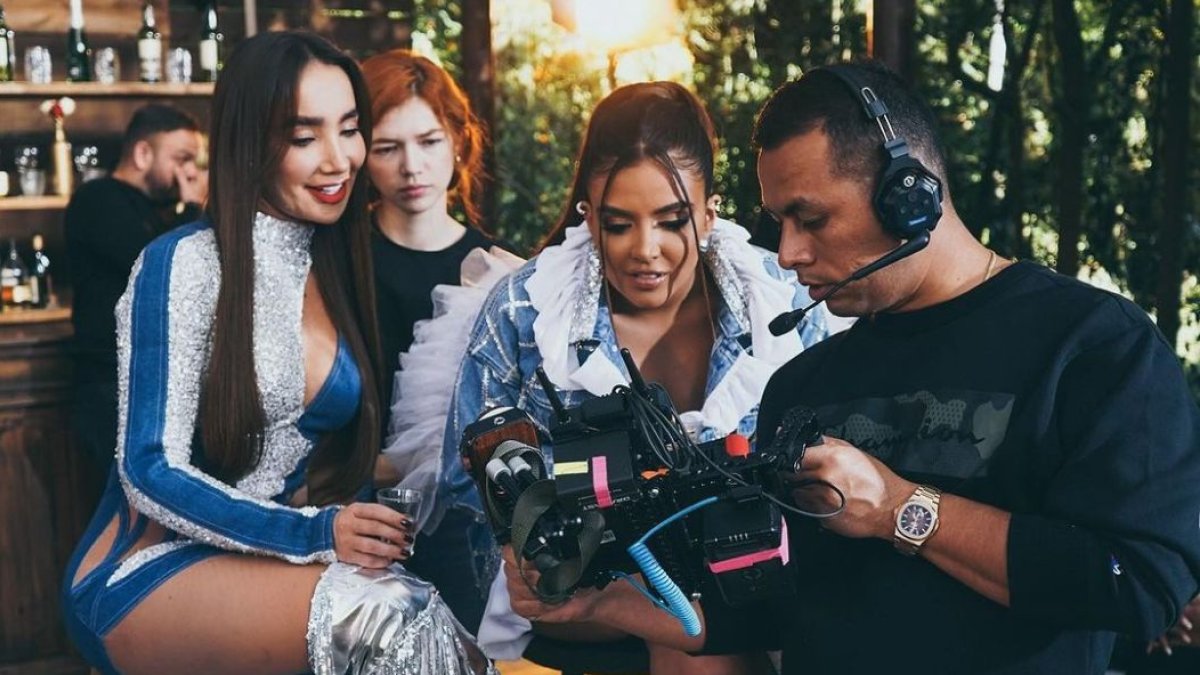 Dayanara y Paola Jara en la grabación de su nuevo vídeo.