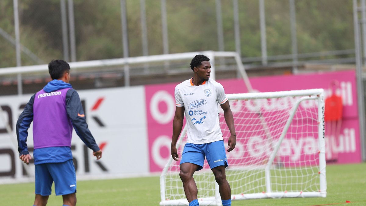 Justin Cuero (d) se perfila como titular en el ataque de la Tri sub-23, en busca de la clasificación a París 2024.