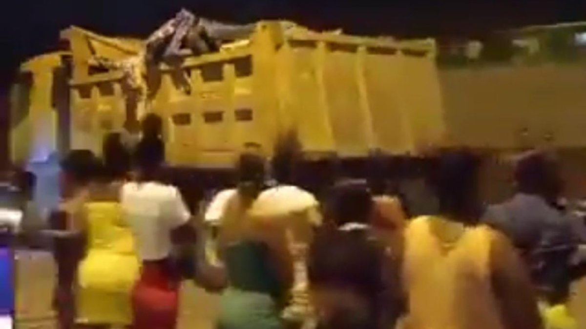 Faltan reos en la cárcel de Esmeraldas, una retroexcavadora llegó para retirar material y llevar en camiones.