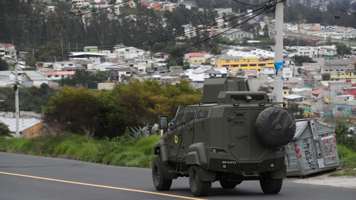Fotografía de vehículo blindado durante un patrullaje, el 11 de enero de 2024, en el barrio Comité del Pueblo Zona Once en Quito