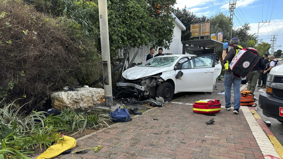 Funcionarios de seguridad israelíes trabajan en el lugar del atropello masivo en la ciudad israelí Raanana este lunes 15 de enero de 2024.