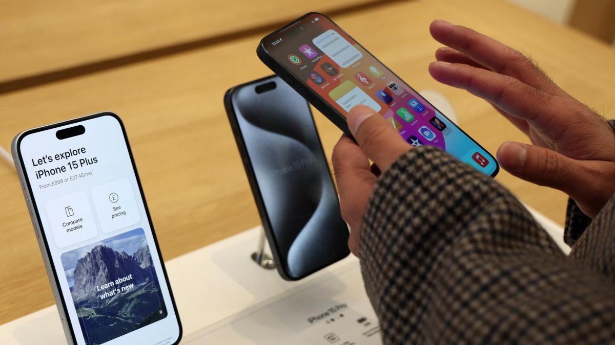 iPhones en una tienda Apple en Londres, Gran Bretaña, 09 de enero de 2024.
