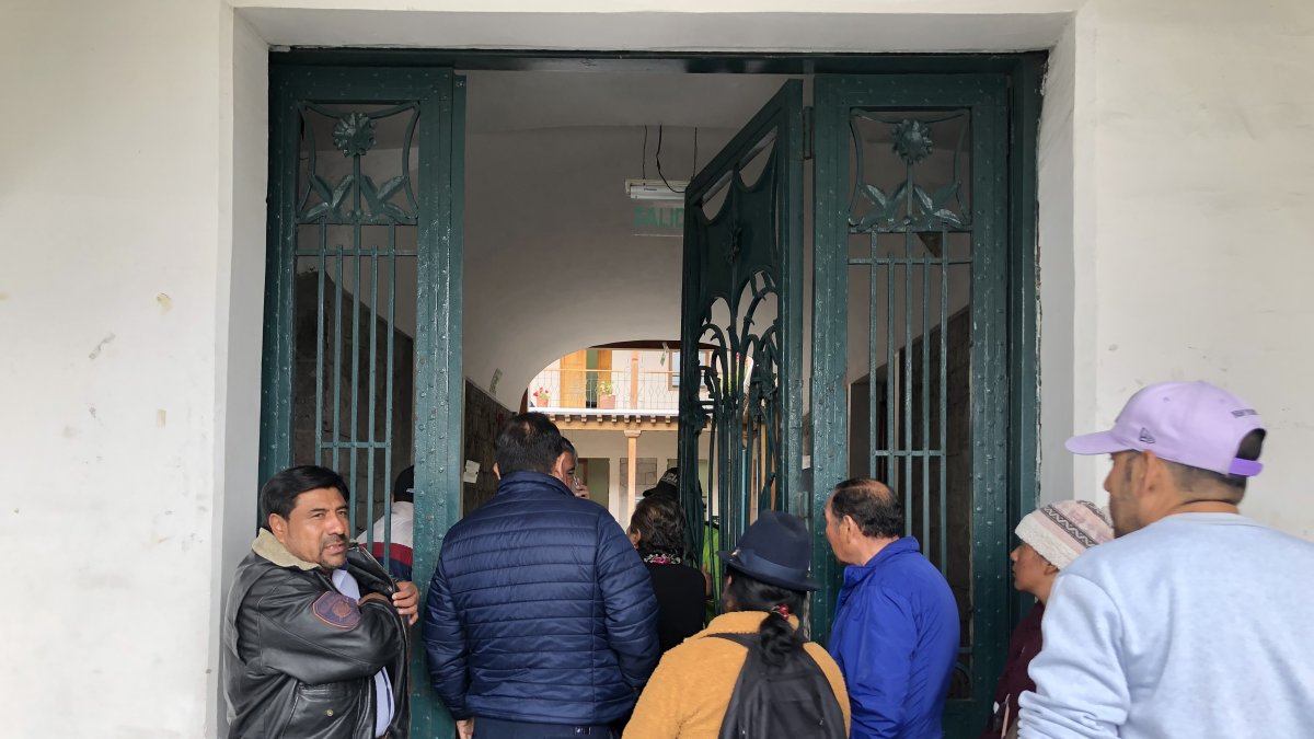 Familiares de personas detenidas conversaron con el gobernador de Cotopaxi.