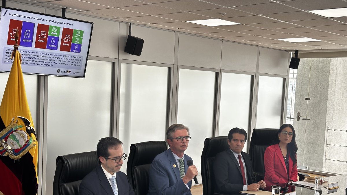 El ministro de Economía y Finanzas, Juan Carlos Vega (centro), en rueda de prensa este 15 de enero de 2024.