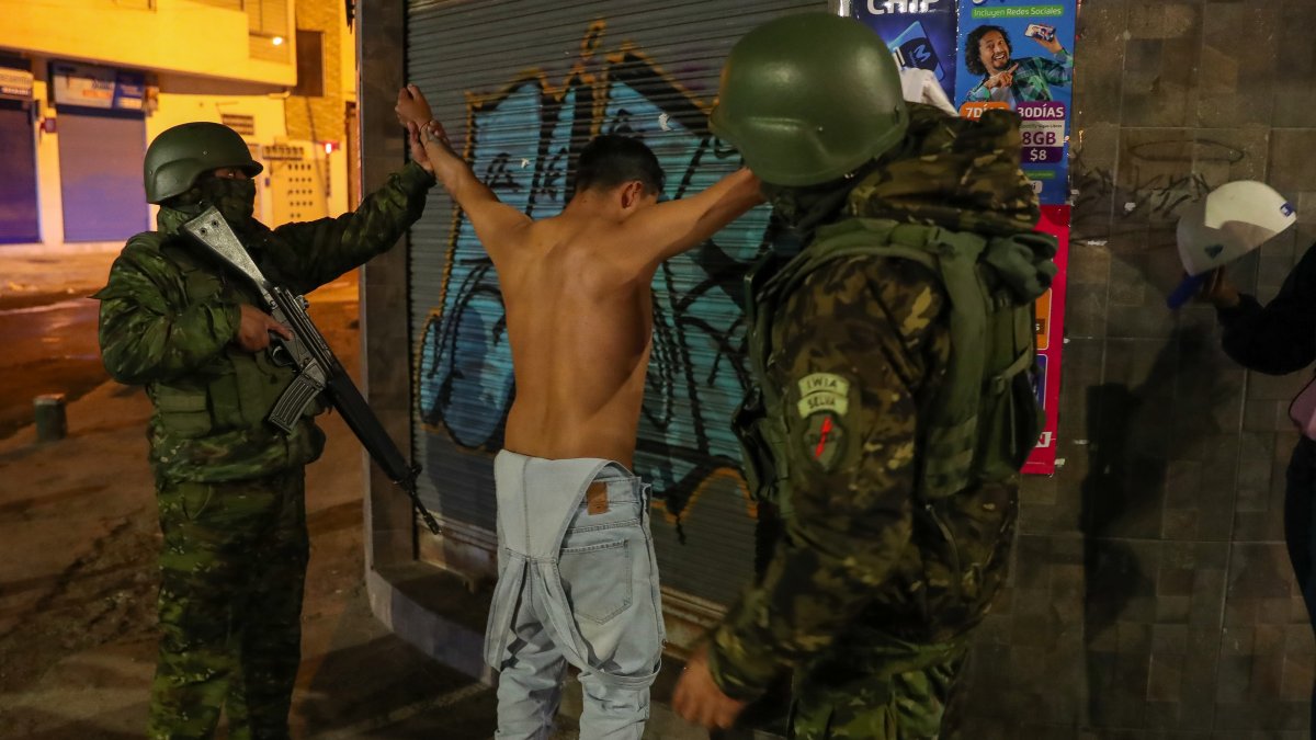 Militares ecuatorianos en un operativo de control de armas por las calles de la capital de Ecuador, en una fotografía de archivo