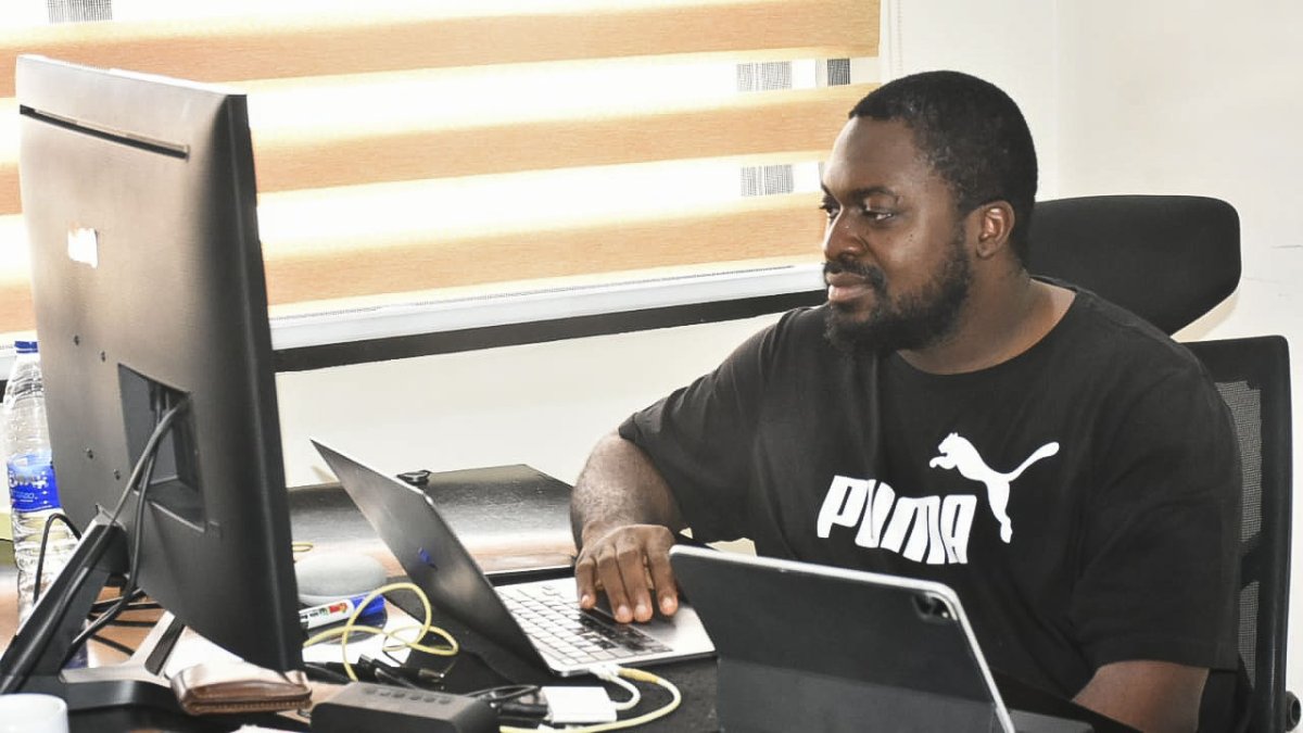 El experiodista nigeriano Fouad Lawal en su oficina en el estado de Lagos desde donde ha impulsado el primer archivo digital de diarios del país.