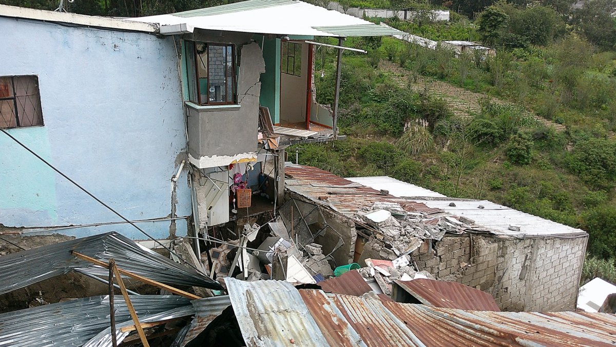 El canal de riego aumentó el caudal por un taponamiento y el agua arrasó con seis viviendas en Pinllo