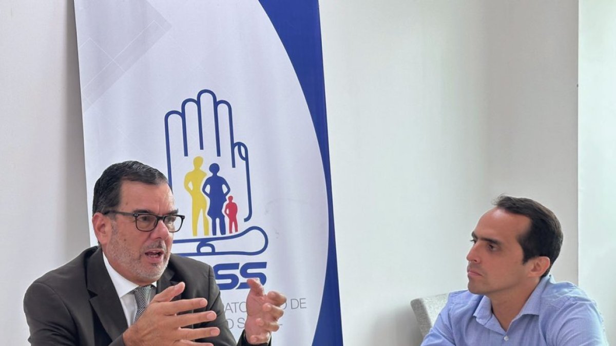 Eduardo Peña Hurtado dialoga con Jorge Salas von Buchwald, posesionado como gerente general del Hospital del Norte Los Ceibos, del IESS, este lunes 15 de enero.