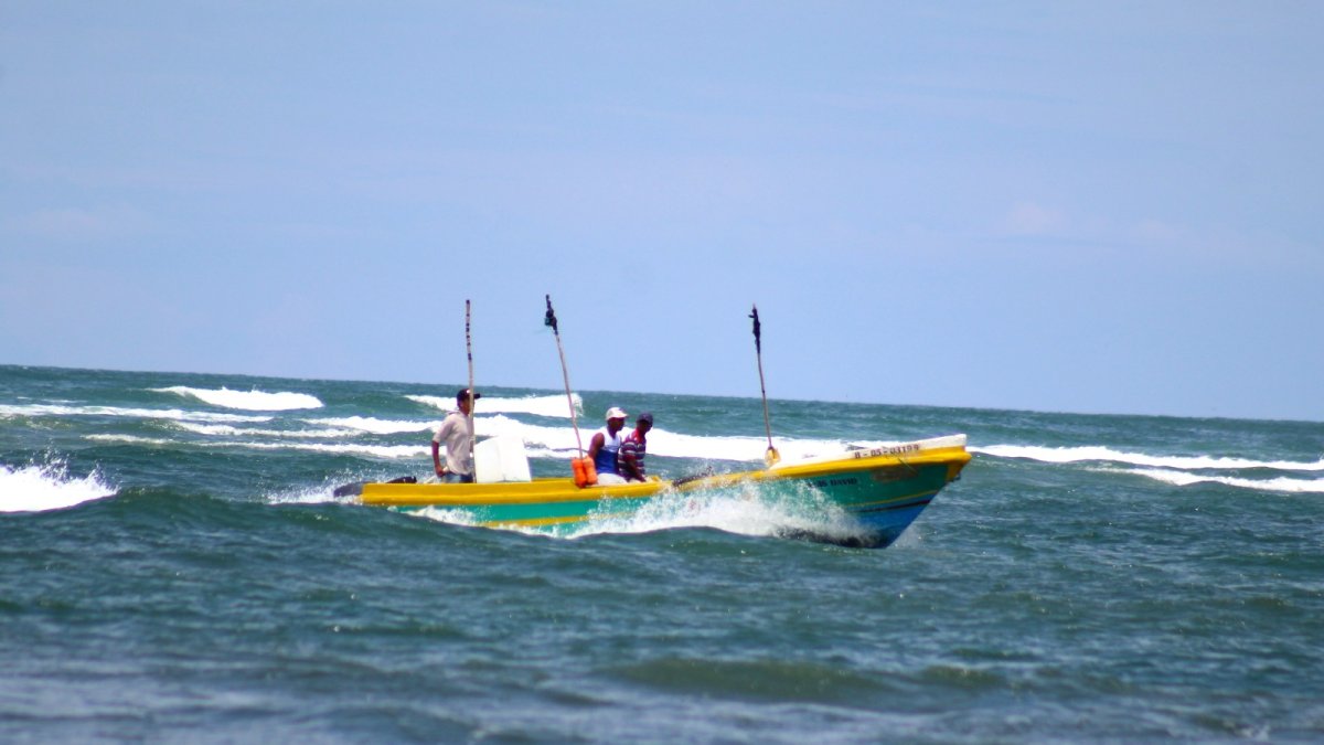 Las autoridades realizan la búsqueda de los pescadores desaparecidos
