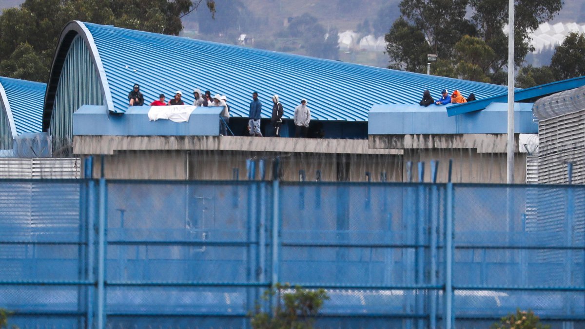 Reclusos en el techo del Centro de Rehabilitación Social Sierra Centro Norte Cotopaxi, el 10 de enero de 2024, en Latacunga (Ecuador).