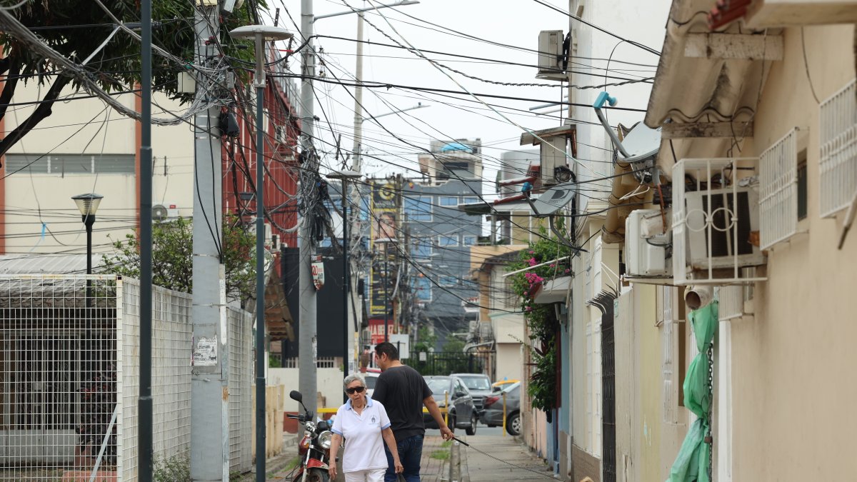Diferentes ciudadanos esperan mejoras tras el pago.