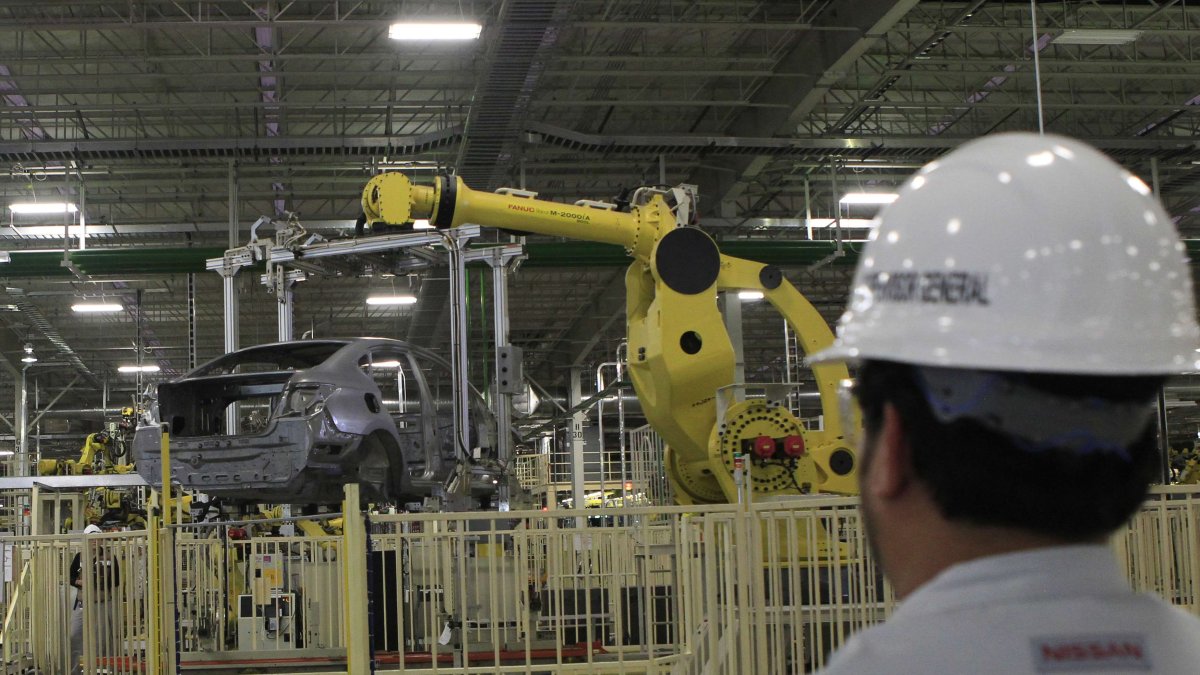 Industria.- Una empresa de México que hace carros que exporta.