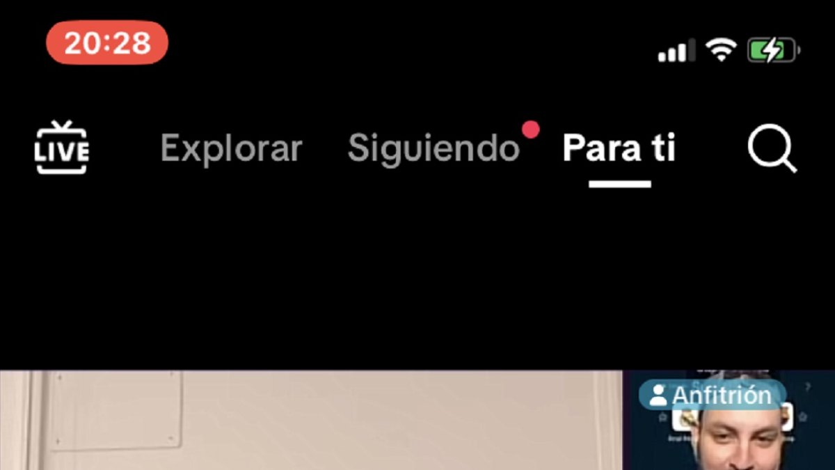Antonio Valencia y la famosa gorra de TikTok.