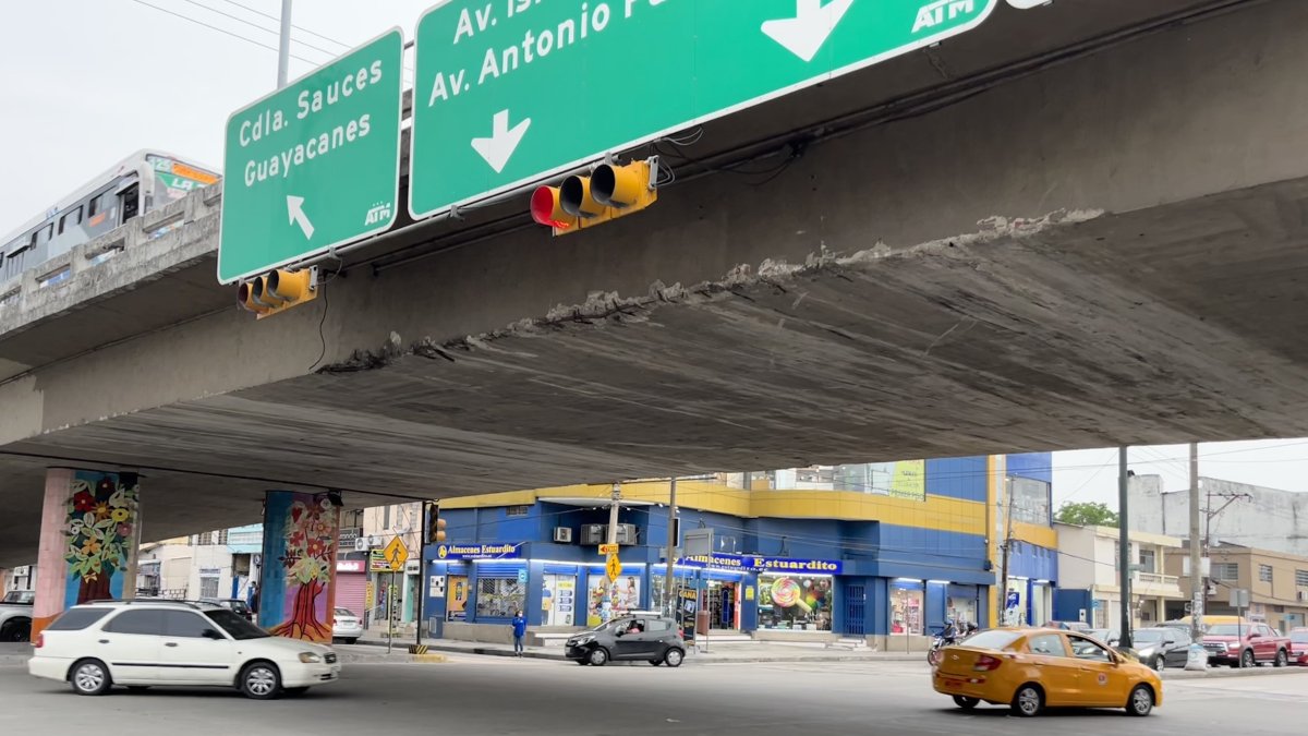 Deterioro. En reiteradas ocasiones, las varillas de este paso a desnivel, ubicado en la ciudadela La Garzota, terminan exponiéndose a la intemperie, en ambos sentidos.