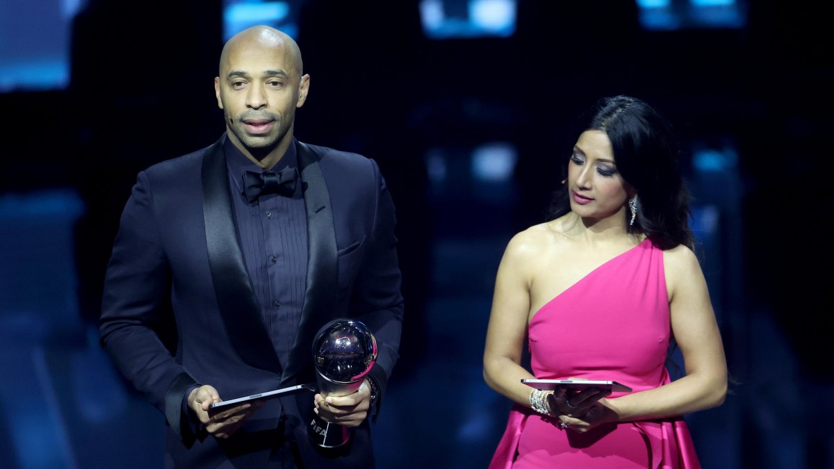 Thierry Henry recibió el The Best por Leo Messi, quien no asistió a la gala.