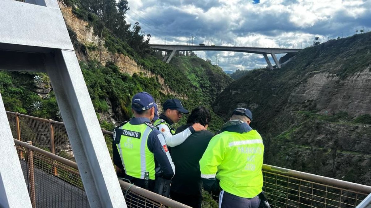Un joven de 23 años quiso acabar con su vida, el motivo fue por problemas sentimentales.