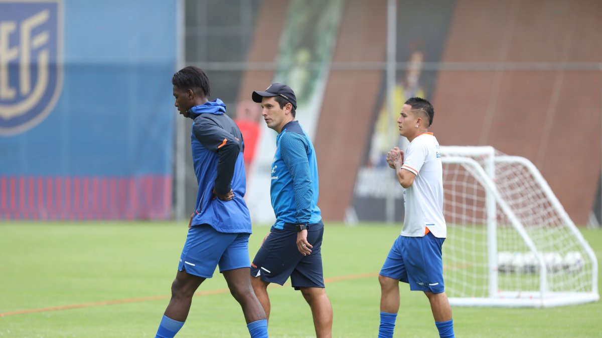 Miguel Bravo (c) apunta a convertirse en el primer entrenador que clasifique a una Tricolor a los Juegos Olímpicos.