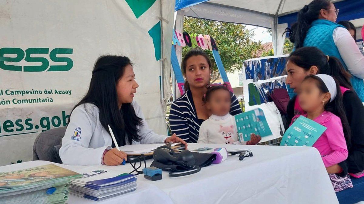 Personal médico del IESS del Azuay brindan atención en salud a menores del cantón Nabón, en agosto de 2023.