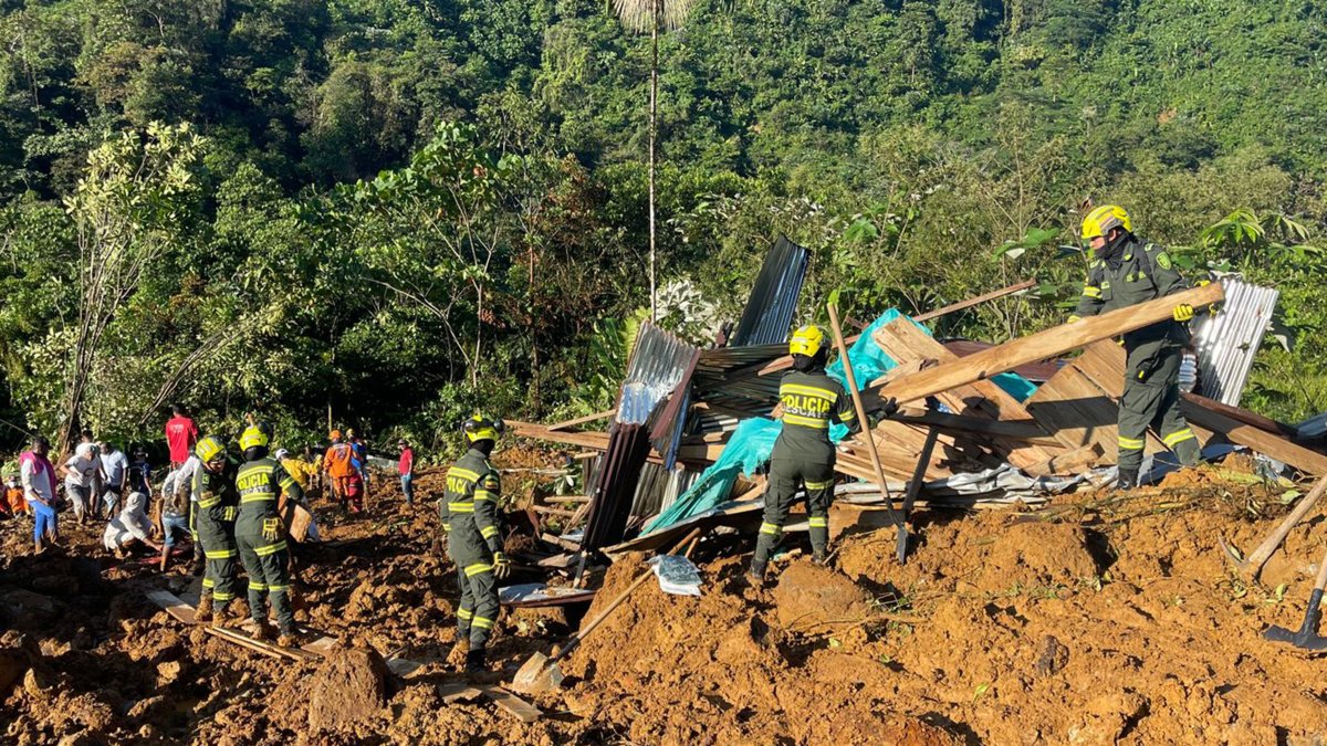 Rescatistas y policías mientras trabajan en la recuperación de cuerpos, en el lugar donde ocurrió un derrumbe en inmediaciones del municipio Carmen de Atrato, departamento del Chocó (Colombia).