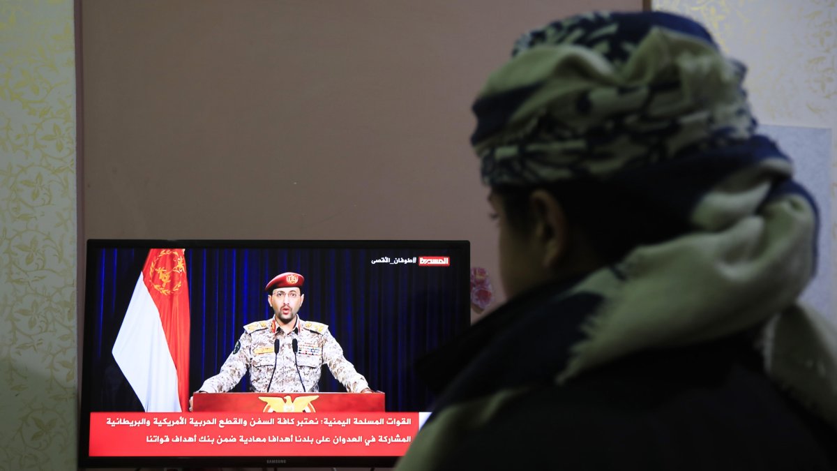 Una persona ve una declaración televisiva del portavoz militar de los hutíes, Yahya Sarea, tras nuevo ataque con misiles contra barco estadounidense en el Golfo de Adén, el 15 de enero de 2024.