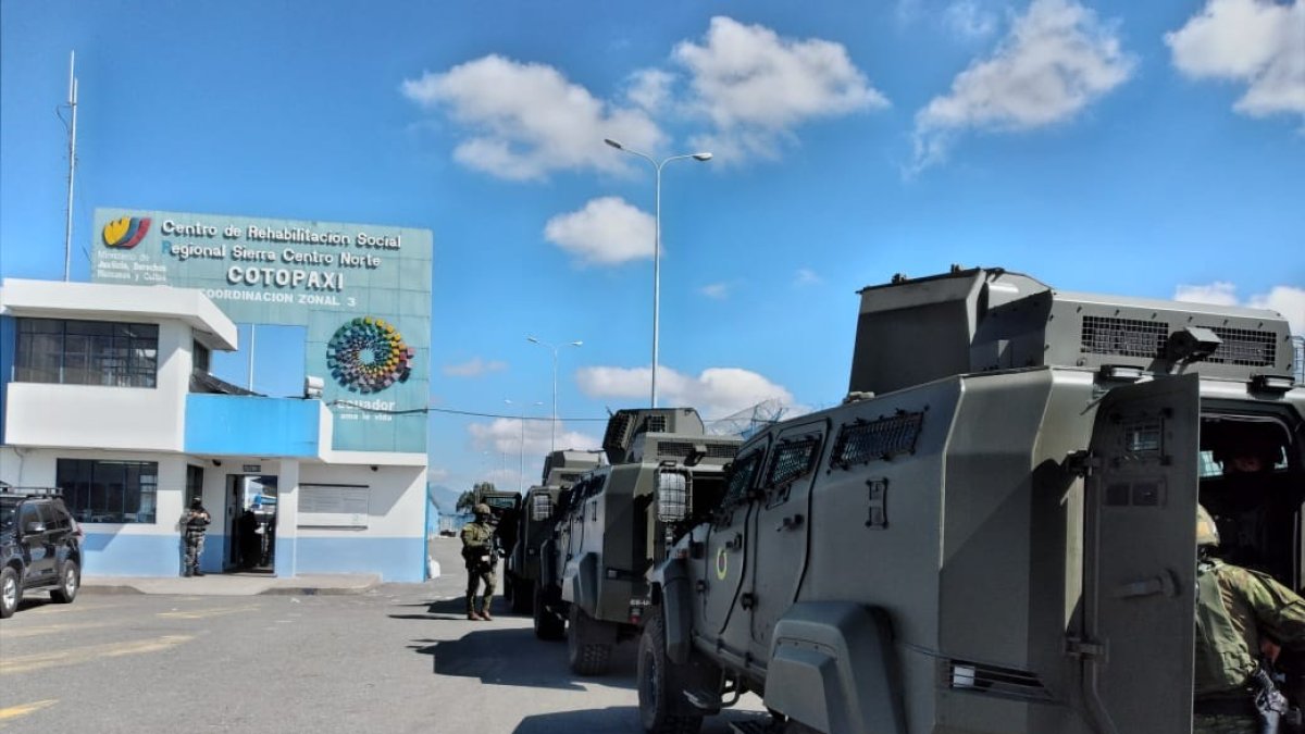 Acción. El ingreso de miembros de Fuerzas Armadas al interior de la cárcel de Cotopaxi.
