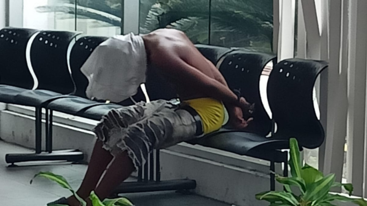 En una publicación hecha por la Fuerzas Armadas, en su cuenta oficial de X, se ve cómo uniformados llevan al vinculado hasta una dependencia policial.