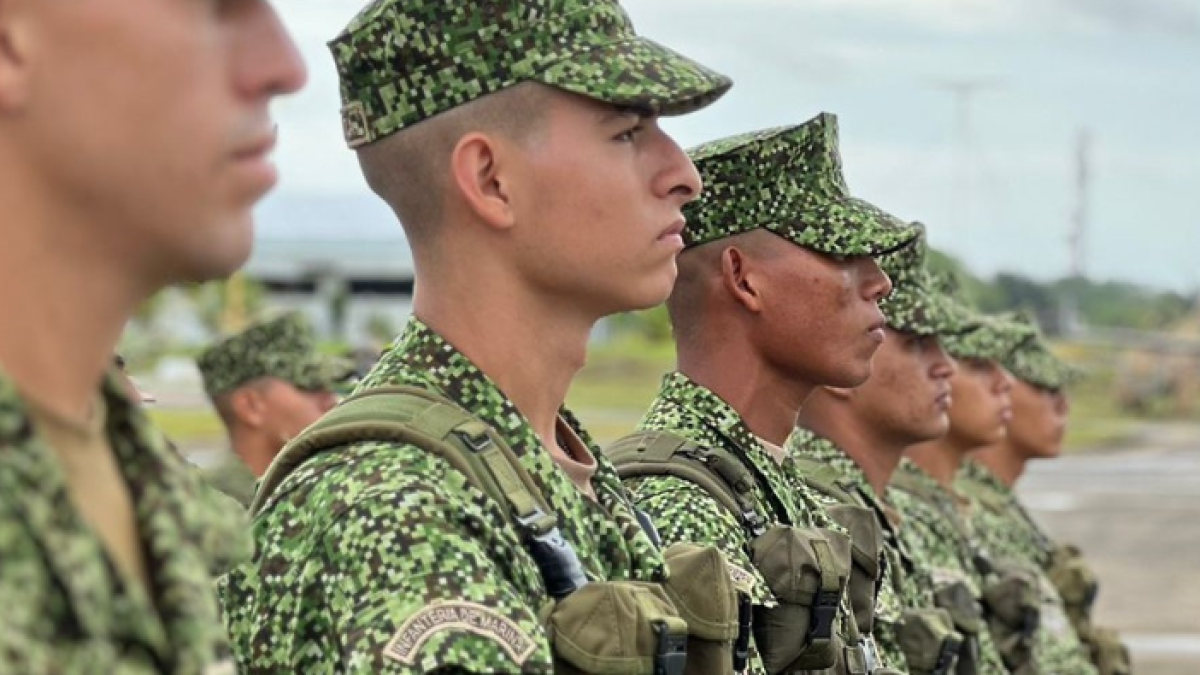 Militares colombianos custodian la frontera con Ecuador.