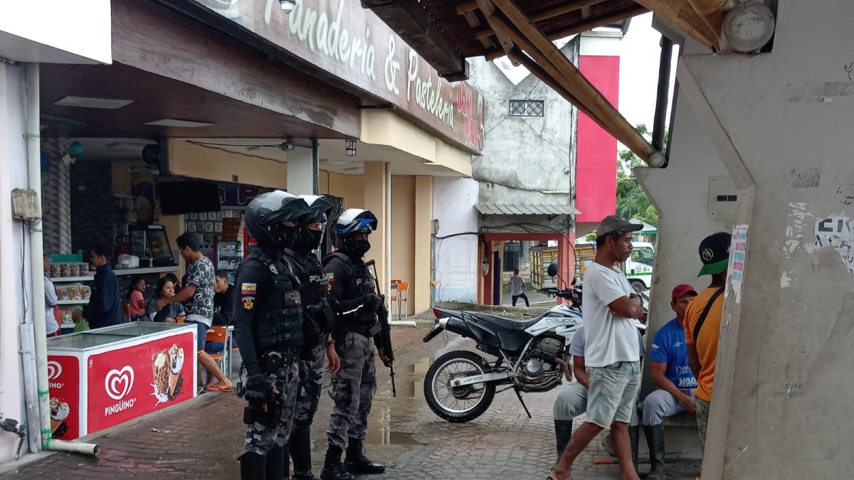 Policías patrullando en sector comercial.