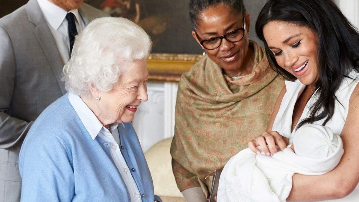 La fallecida reina se sintió frustrada al no poder expresar públicamente su descontento.