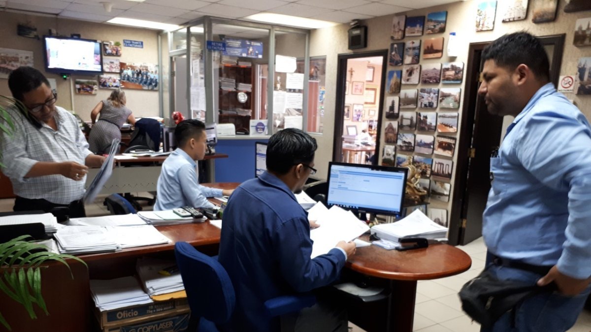 Referencial. Una de las medidas que se han adoptado es que los usuarios se identifiquen antes de subir o ingresar a las oficinas de los notarios.