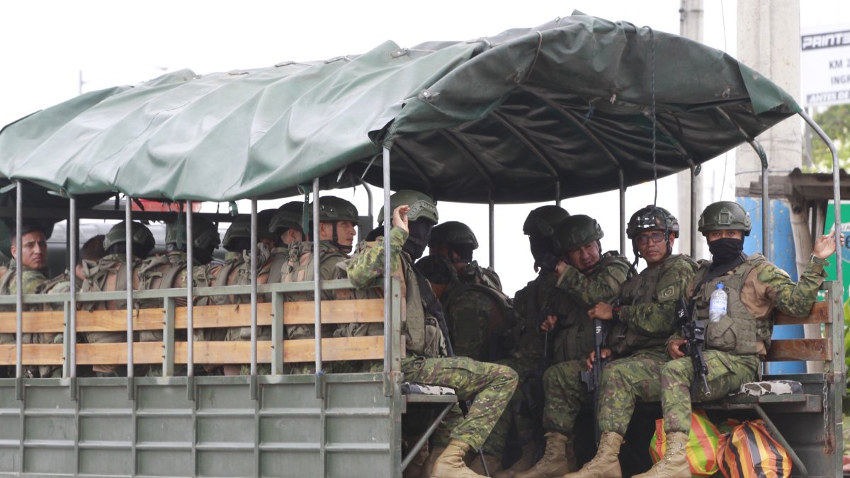 Un vehículo con soldados del ejército ecuatoriano patrulla cerca al Centro de Privación de Libertad Zonal No. 8 en Guayaquil (Ecuador)