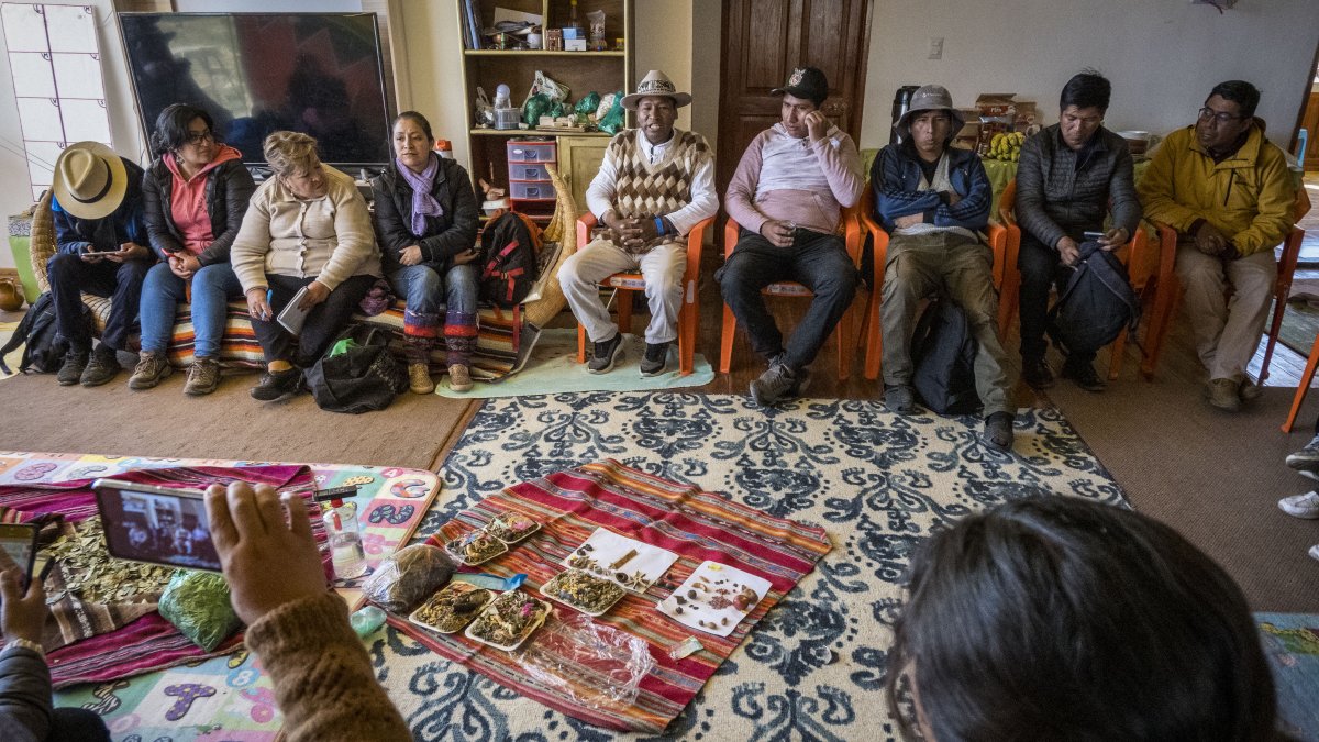 Indígenas bolivianos asisten a una reunión en la 'Escuela de saberes ancestrales' el 7 de enero de 2024, en Achocalla