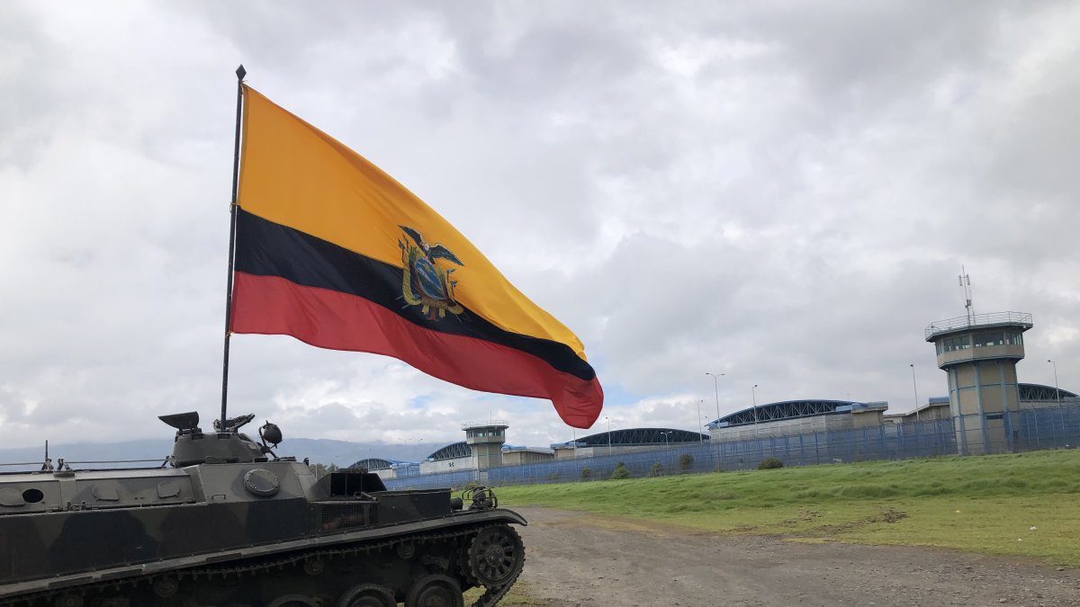Los agentes militares realizaron la incursión con una bandera flameante de Ecuador