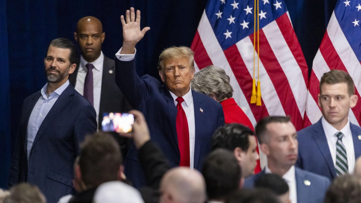 Des Moines (Iowa, EE. UU.). el expresidente Donald Trump habla en el Iowa Events Center durante una parada de su campaña hacia las elecciones de este 2024.