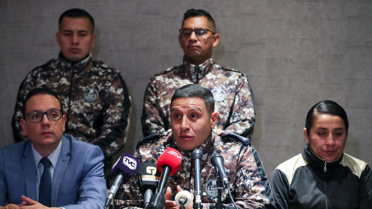 El agente de prisiones Carlos Ordóñez (c), vicepresidente de la Asociación de Servidores Penitenciarios (Asorsepen), habla durante una rueda de prensa hoy, en Quito (Ecuador).