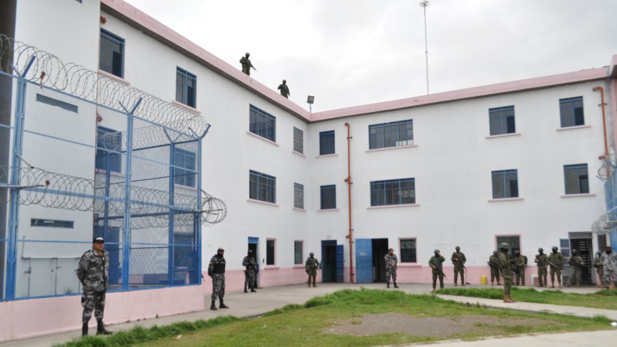 Hay presencia de militares y policías en todas las áreas y techos del centro penitenciario.