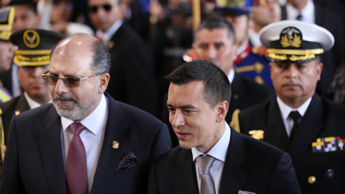 El primer mandatario cumplirá dos meses en el cargo, en medio de una crisis de seguridad y guerra contra el terrorismo sin precedente.