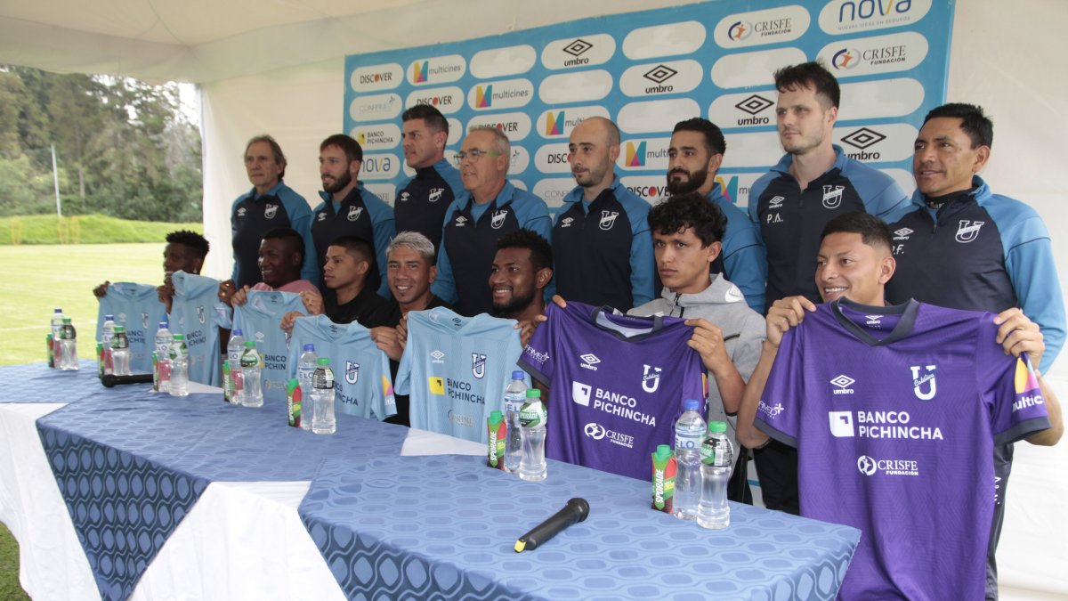 El cuerpo técnico del Trencito junto a los siete refuerzos que llegaron para 2024.