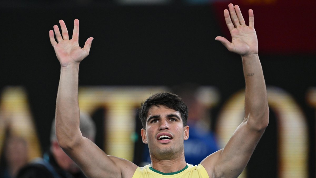 Carlos Alcaraz no ocultó su alegría y con brazos arriba celebró su pase a segunda ronda.