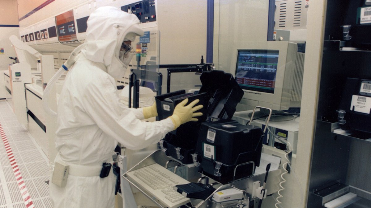 Empresa.- Una industria que elabora semiconductores.