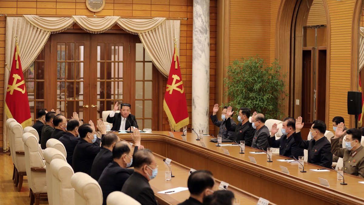 Pyongyang. El líder norcoreano Kim Jong-un, en una reunión de trabajo con funcionarios de su gobierno.