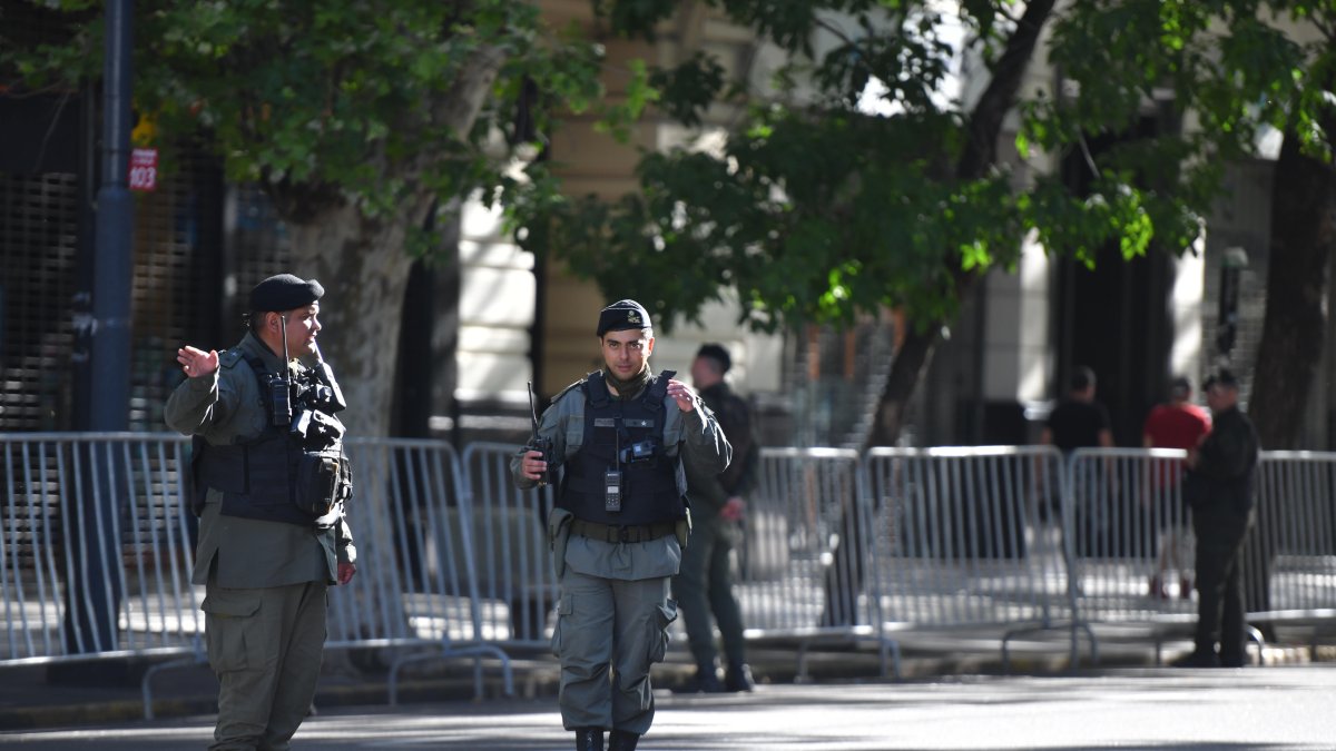 Buenos Aires. Agentes policiales recorren un sector céntrico de esta capital.