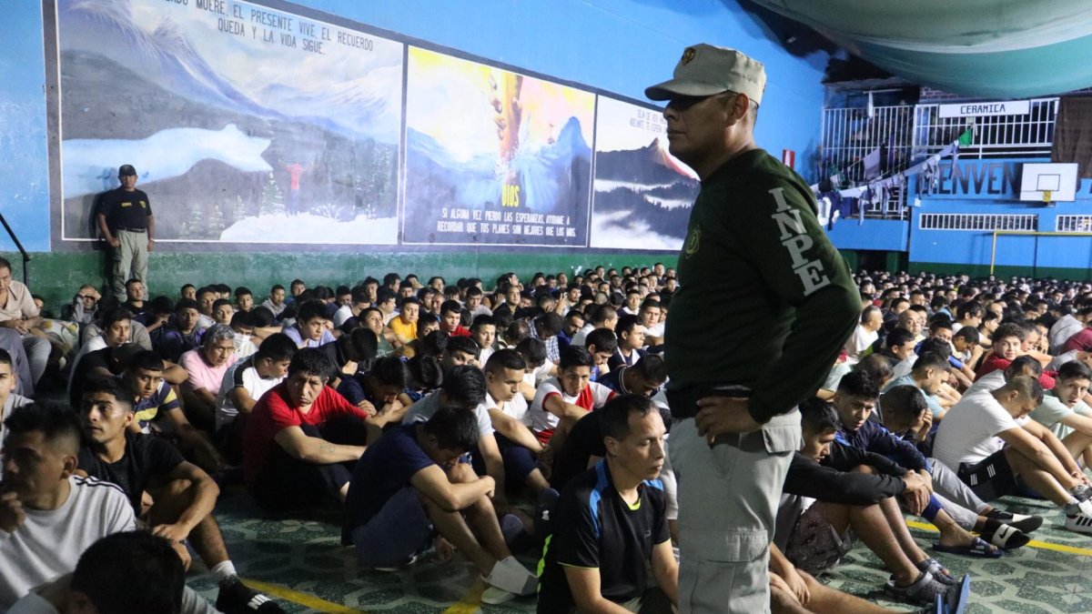 Fotografía cedida por el Instituto Nacional Penitenciario de Perú (INPE) de un operativo en la establecimiento penitenciario de Lurigancho en Lima (Perú).