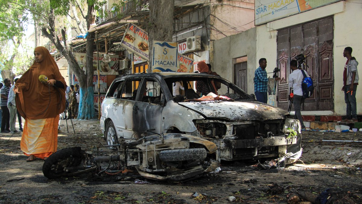 Mogadiscio. Varios observan la escena después del atentado suicida.